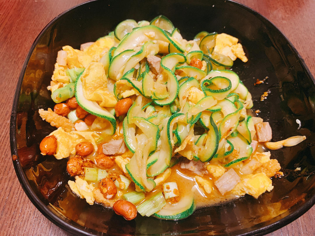 【健康三餐】泰式炒西葫芦“面条”（附不同擦丝工具比较）