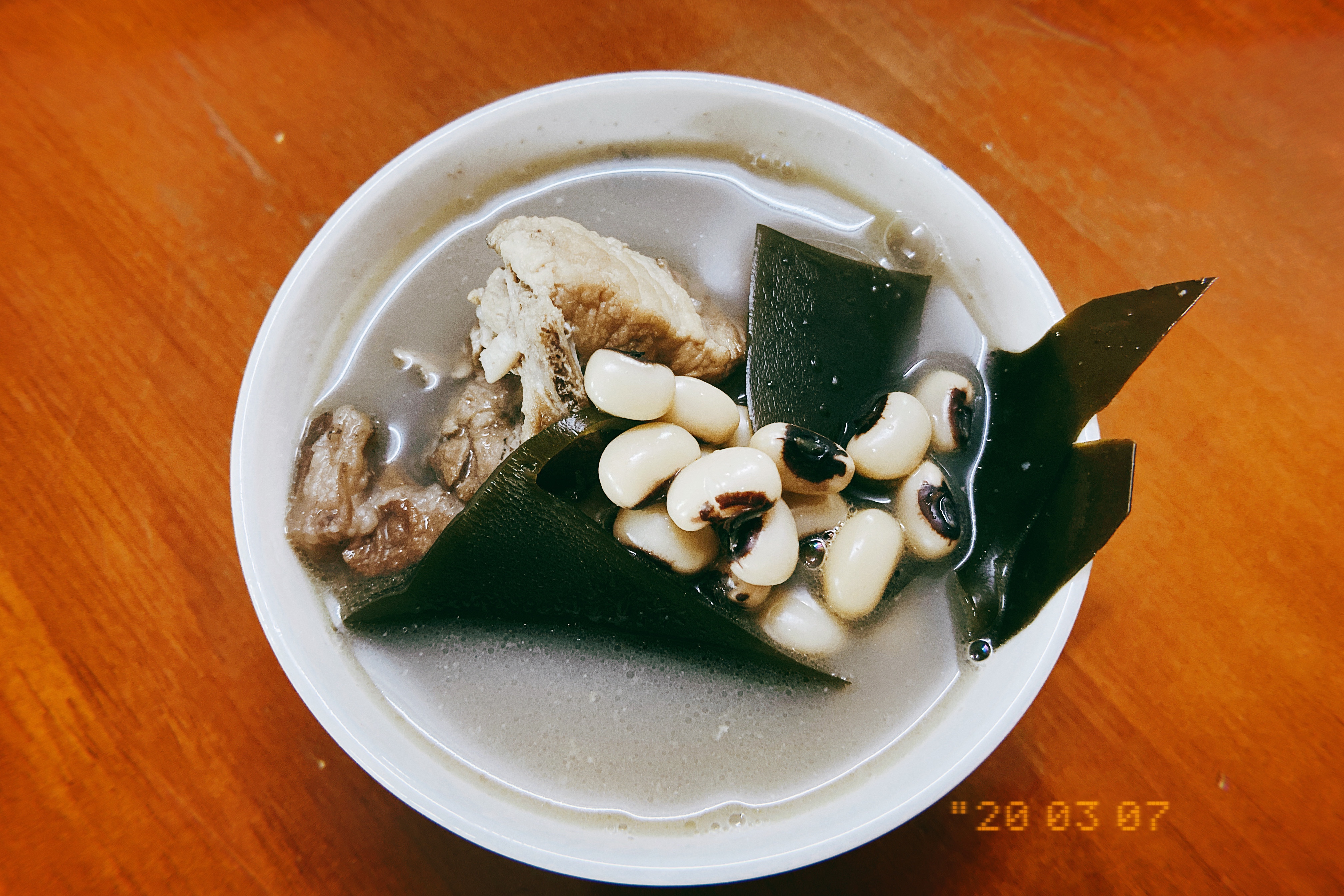 梅雨天来祛湿-猪骨眉豆海带汤的做法