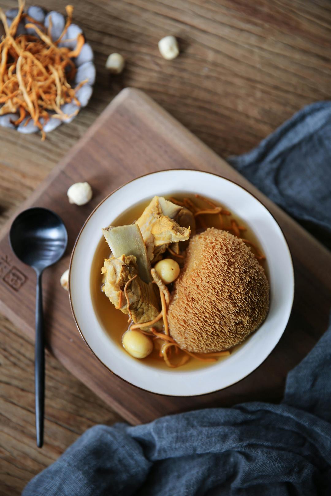 惠妈妈hui做的【山姆厨房】猴头菇虫草花排骨汤