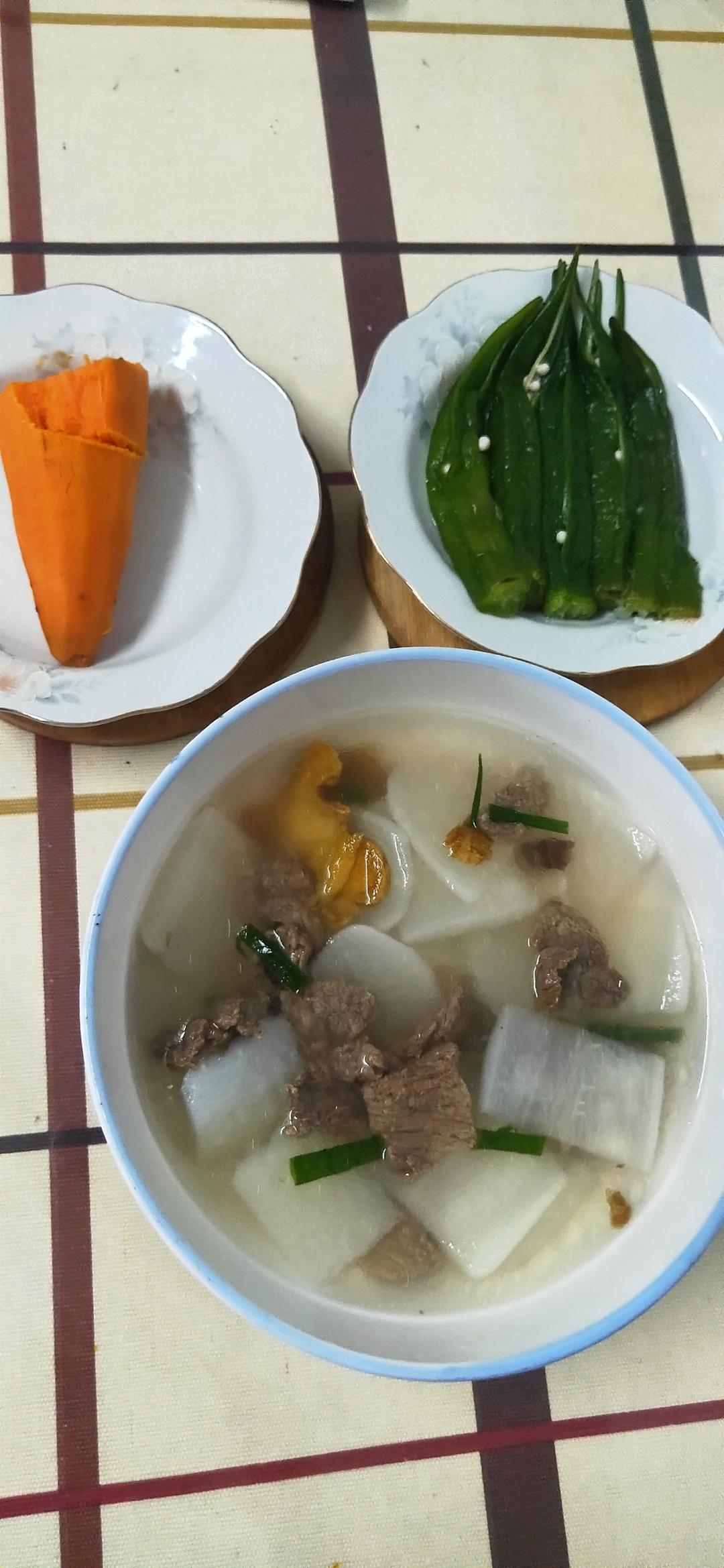 冬日限定——清炖萝卜牛腩（照例附蘸料）