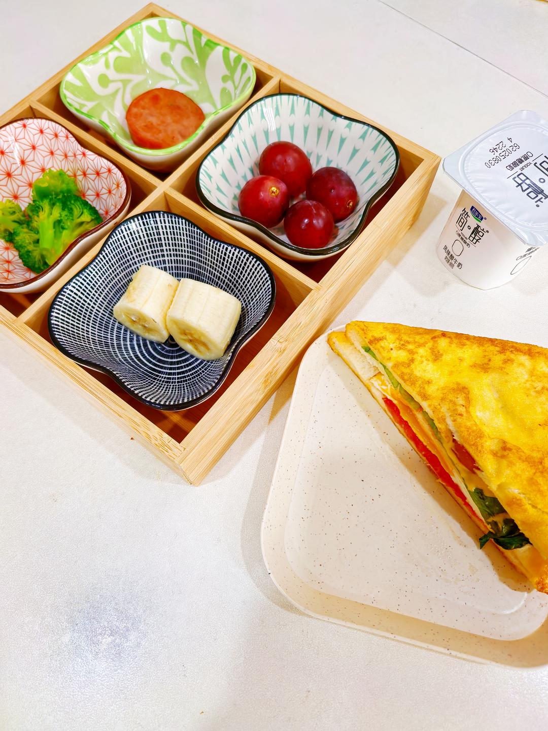 小朋友早餐：早餐三明治+紫米燕麦奶