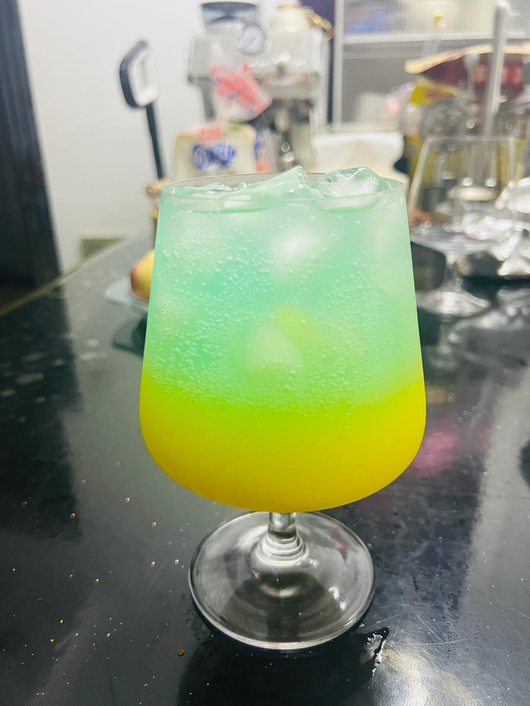 自调鸡尾酒（黄绿色，蓝色，多种颜色）