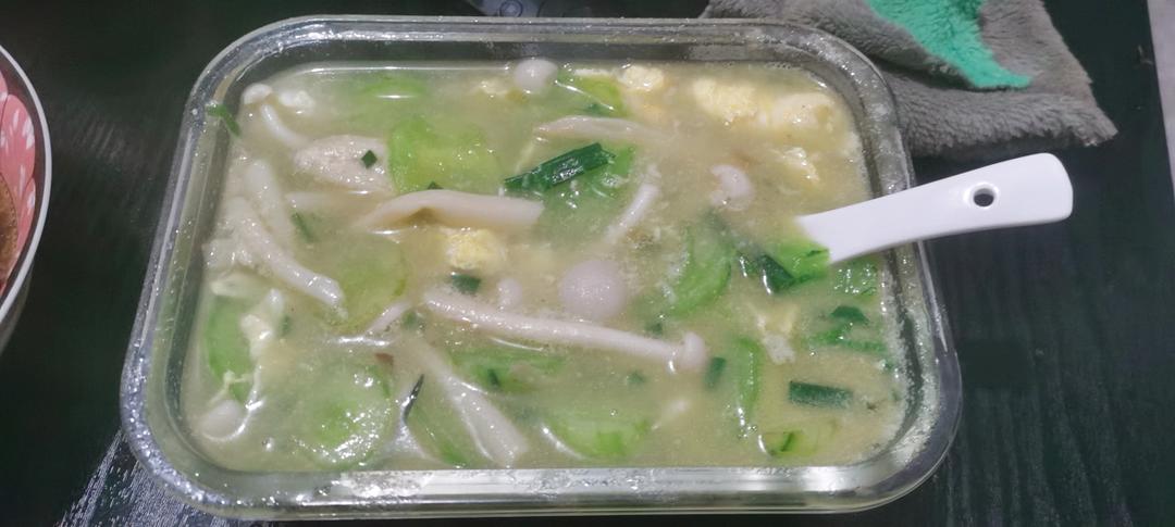 5分钟就能做好的巨鲜美的菌菇黄瓜汤