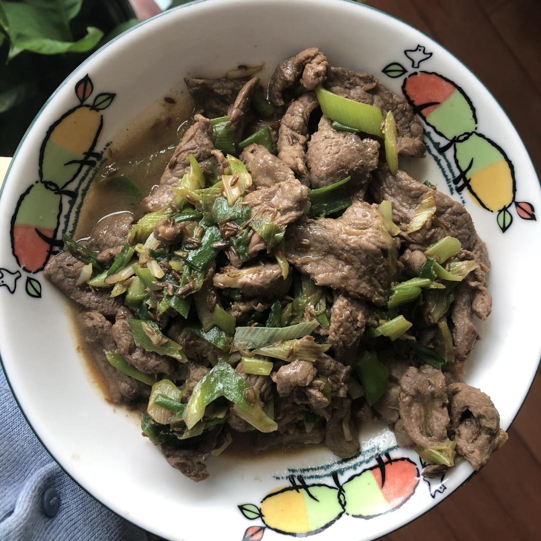 手切羊腿肉变身葱爆羊肉