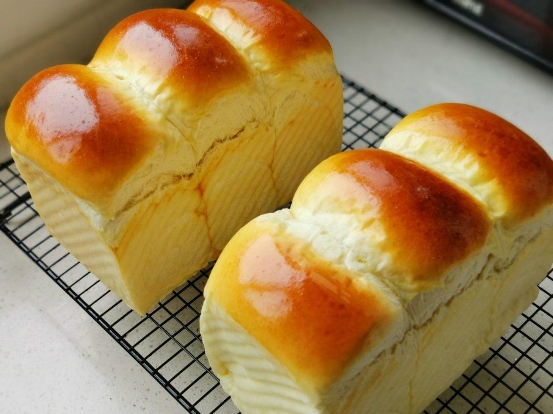 浓香淡奶油吐司强烈推荐！爱长个儿的软胖子，看它在烤箱里疯长心理极度舒适