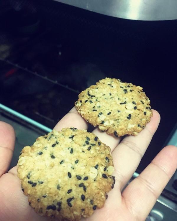 分分钟就能做好的低脂燕麦饼干，香到没朋友！