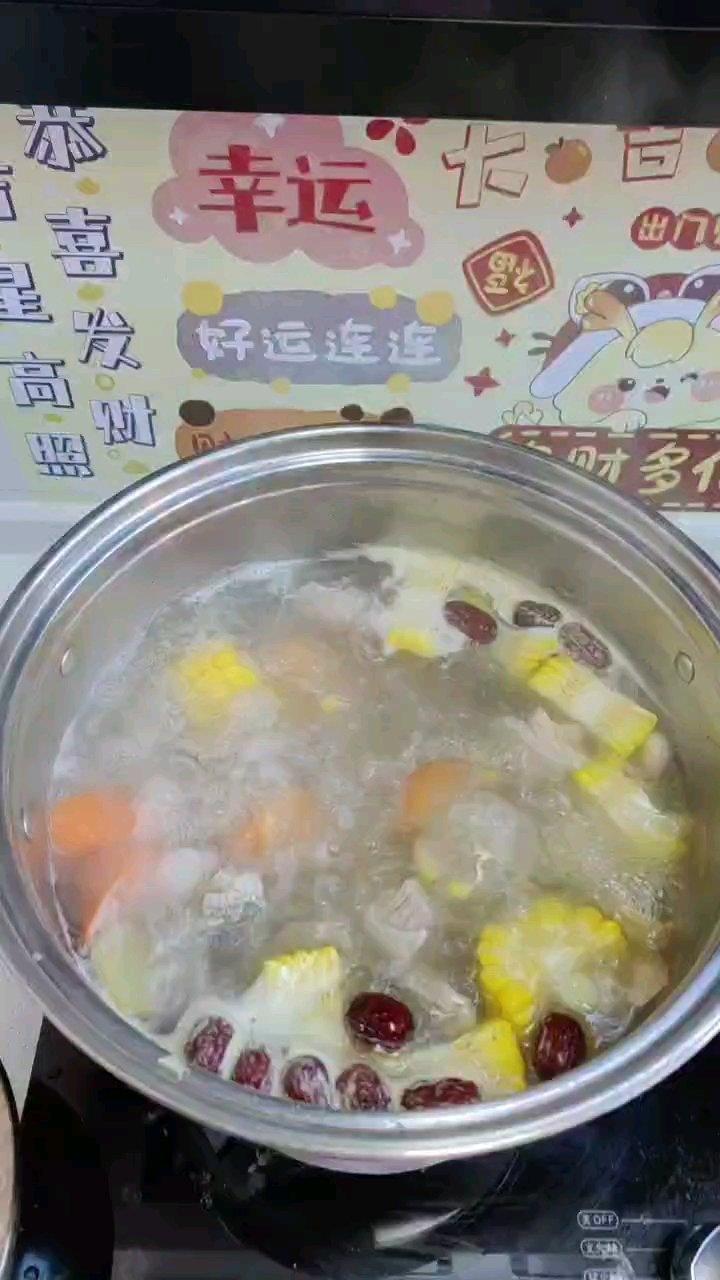 滋补养生 —— 玉米胡萝卜清炖排骨汤🌽