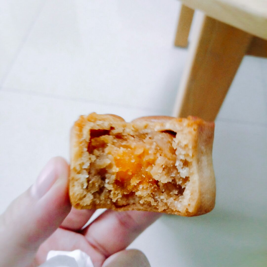 广式月饼—红莲蓉蛋黄馅、奶油椰丝馅