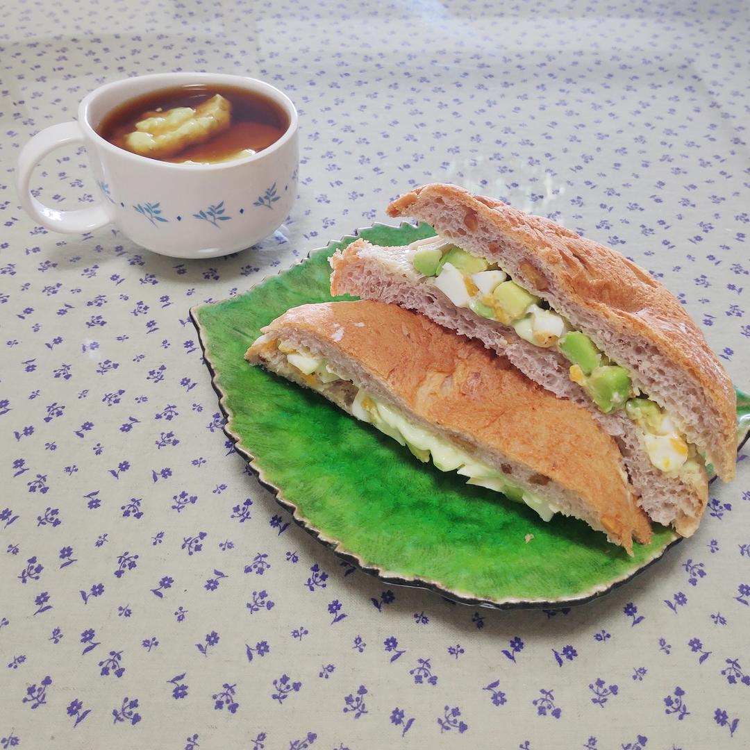 牛油果鸡蛋三明治