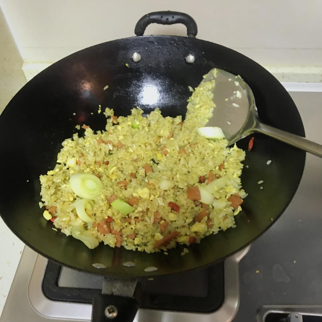 咖喱香肠蛋炒饭