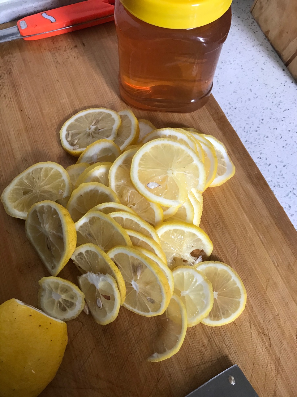 蜂蜜柠檬🍋水的做法 步骤2