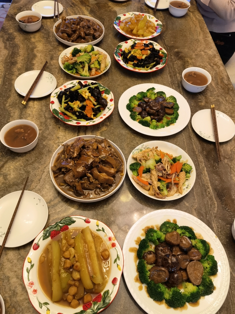 周末聚餐：这一桌200多元(八宝素汤，酸菜焖鹅，瑶柱节瓜脯，西兰花炒土鱿，焖冬菇，木耳芹菜炒鸡蛋)8人分量