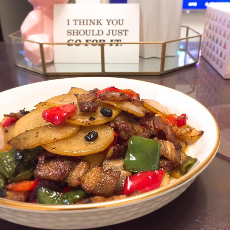 五花肉干煸土豆片