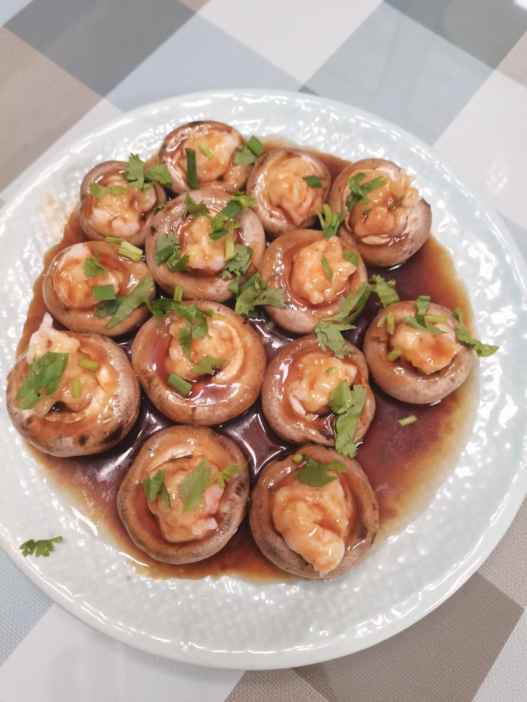 一口爆汁的虾滑酿口蘑