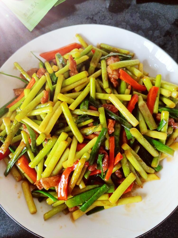 家常菜～炒蒜薹的做法