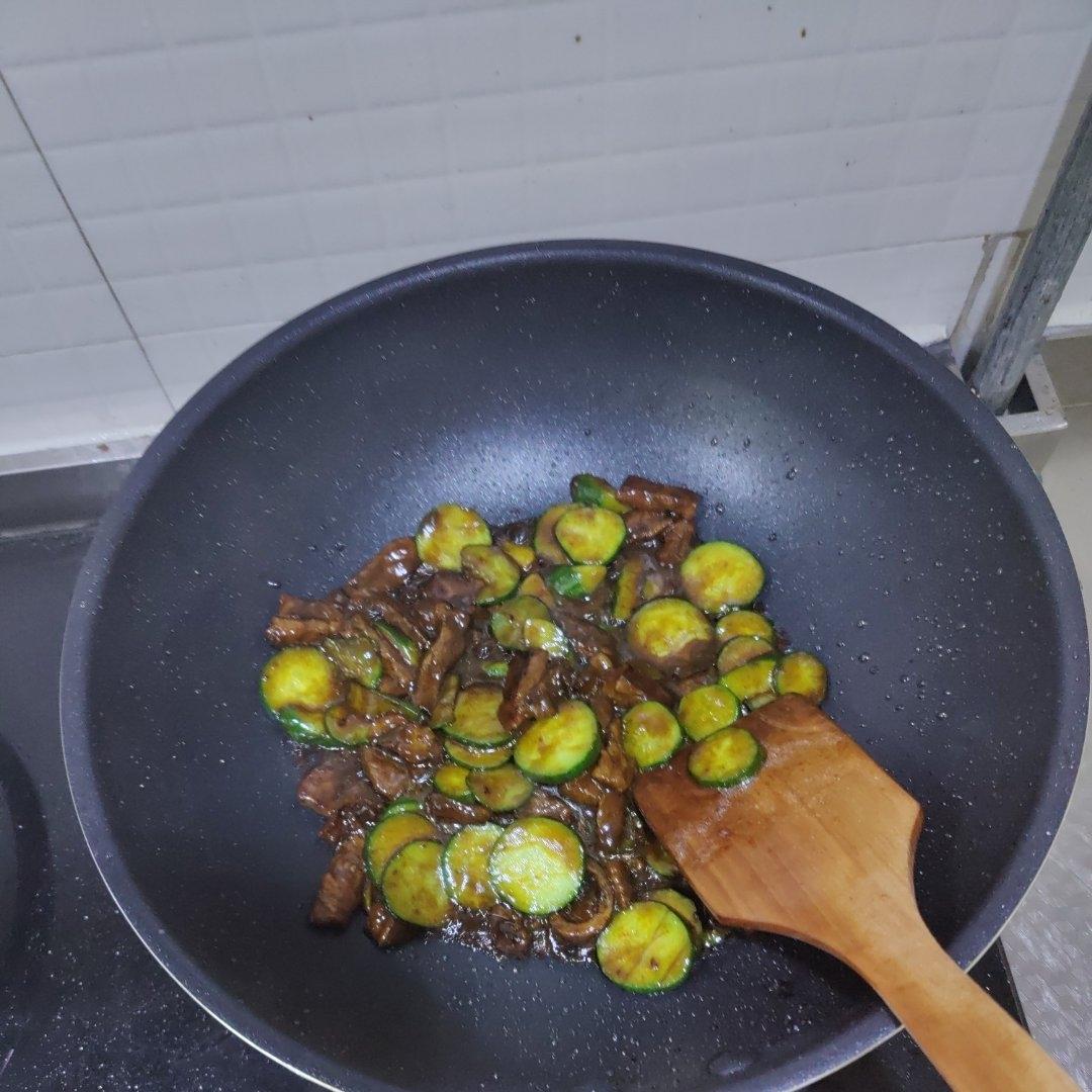 小炒牛肉（肉嫩味香）