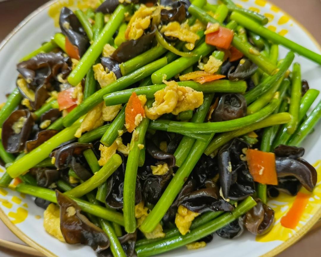蒜苔木耳炒鸡蛋