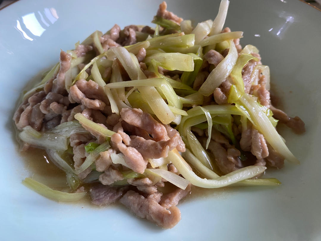 韭黄炒肉丝 ➰韭黄不只炒鸡蛋才好吃啊😋