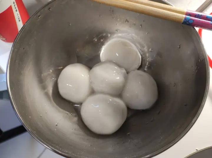 煮冻汤圆时，用凉水和开水都不对，教你一招，出锅不破皮不露馅