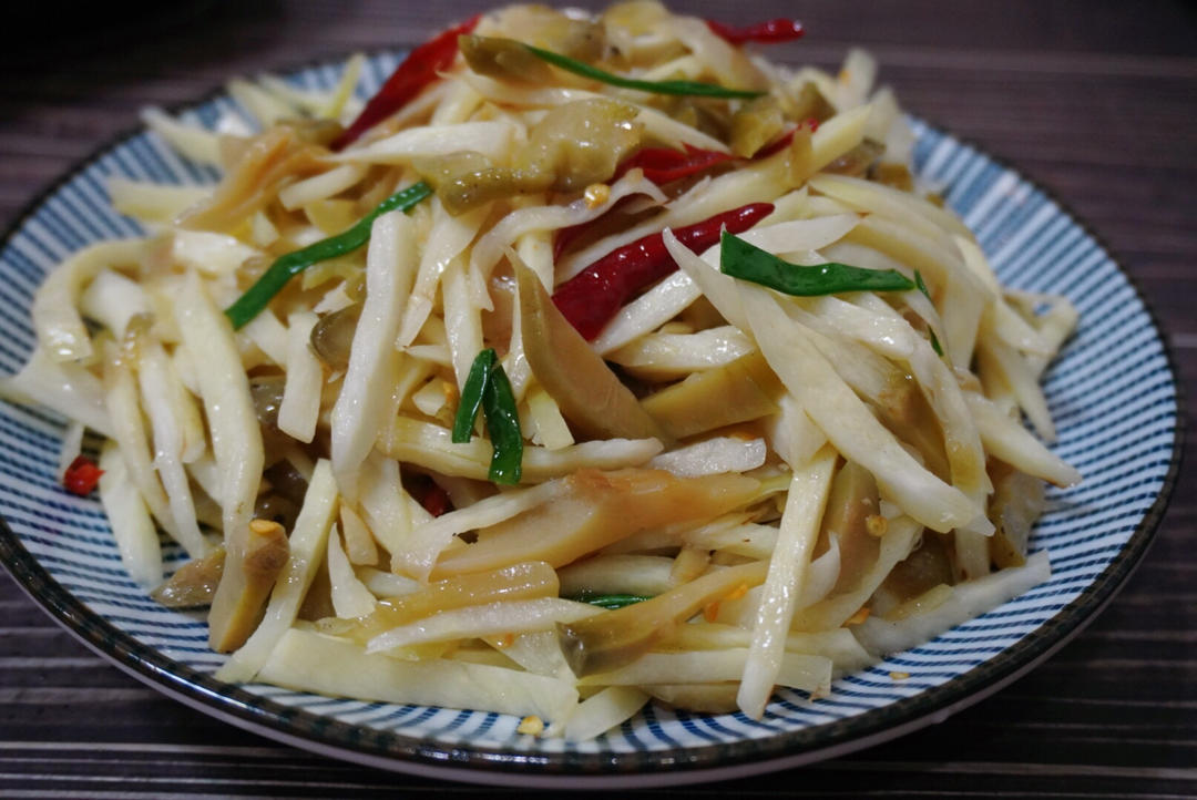 钒钒1做的茭白炒榨菜丝