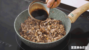 武汉过早四天王之一【重油烧麦】，有饺子皮就能做的做法 步骤8