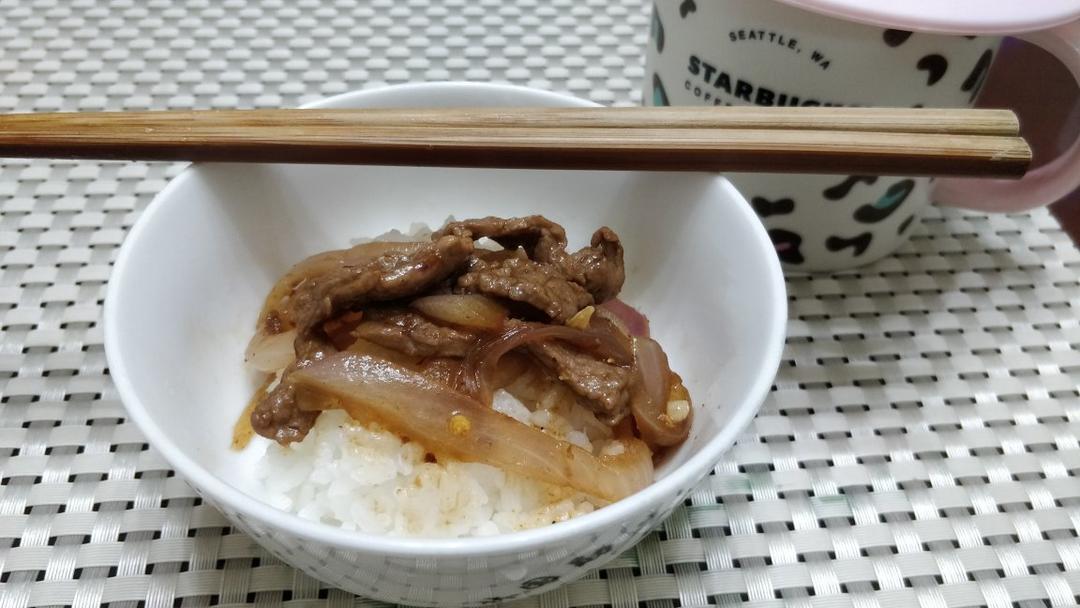 孜然牛肉（👈孜然肉片向左，吉野家向右👉）