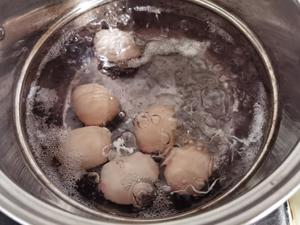 超简单的日式溏心蛋温泉蛋|针孔煮法的做法 步骤3