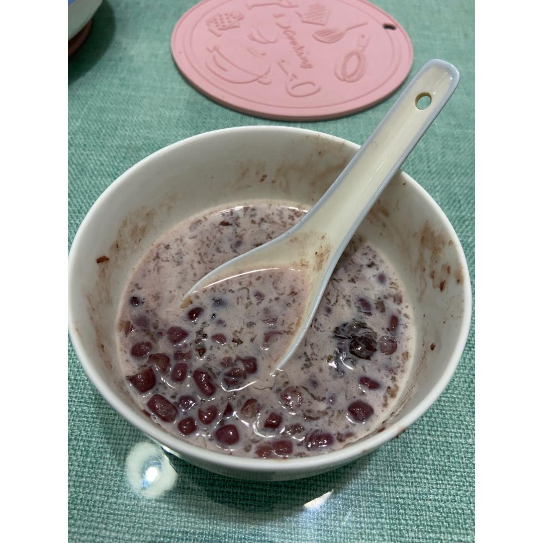 只需洗好材料，就能做出超好喝的【桃胶雪燕皂荚莲子红豆牛奶饮】