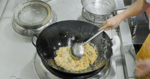 厨师长分享：“扬州炒饭”非家常做法，味道很赞的做法 步骤16