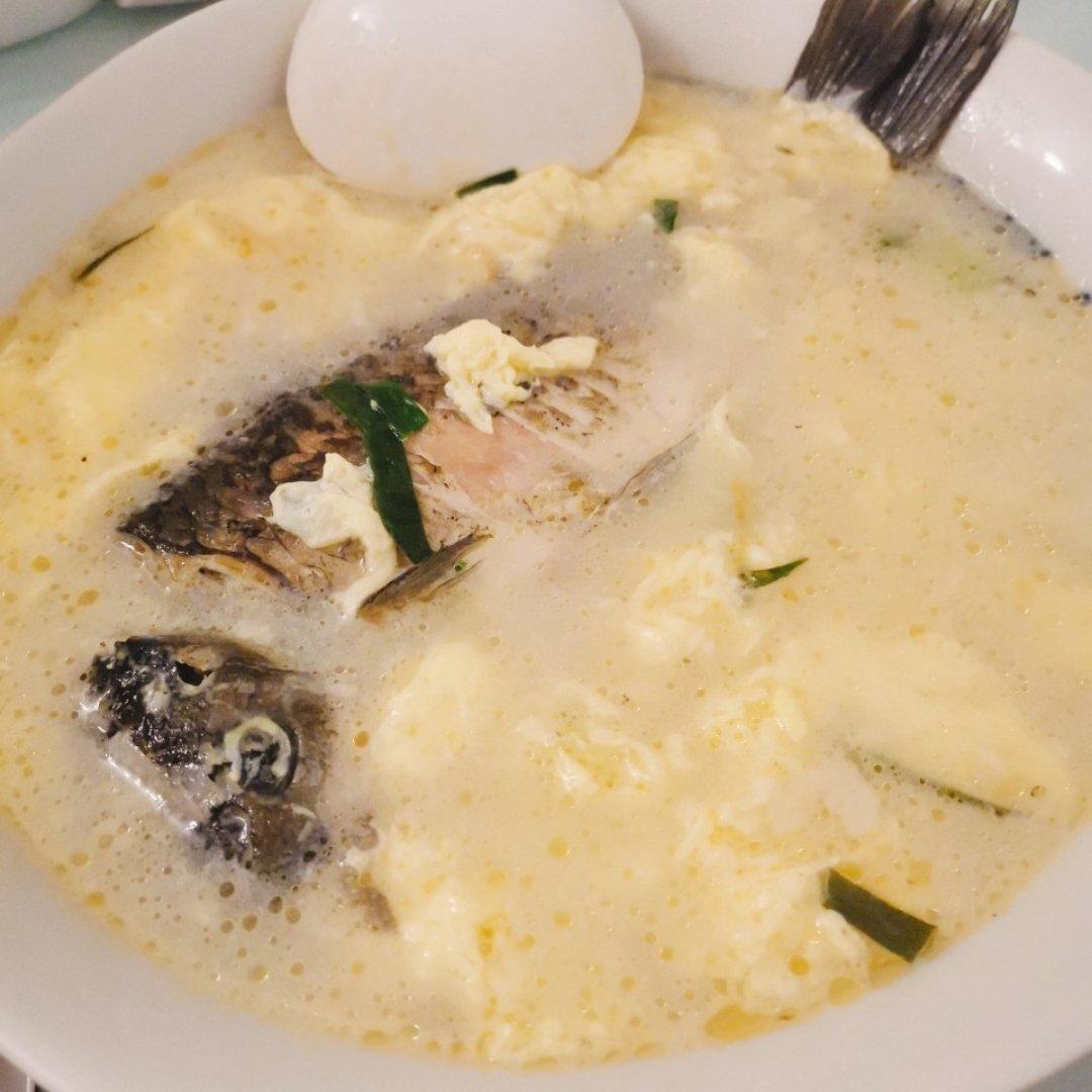 野鲫鱼鸡蛋汤，月子汤