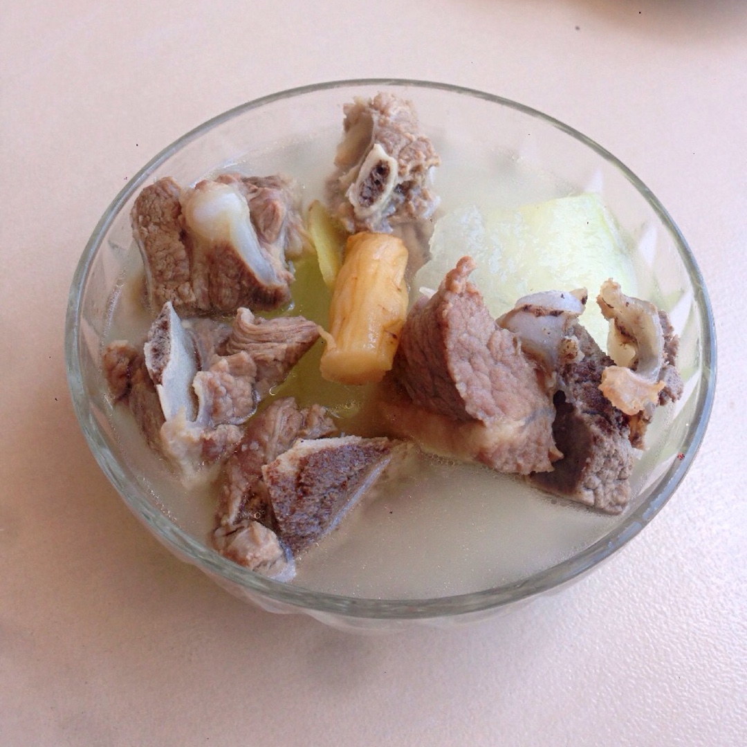 饼饼水果控做的大骨头汤的家常做法