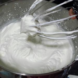 奶油蛋糕抹面小技巧的做法 步骤2