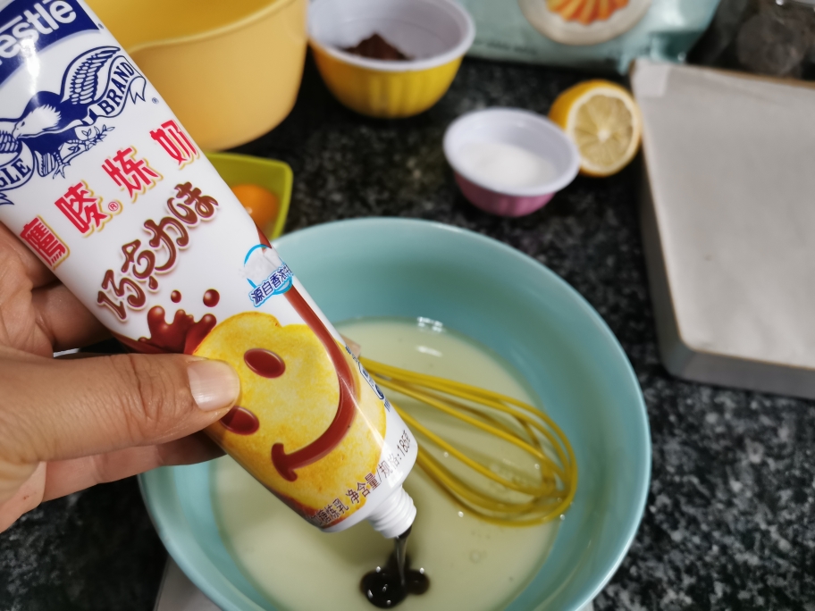 雀巢鹰唛巧克力炼奶浓情巧克力奶油蛋糕的做法 步骤2