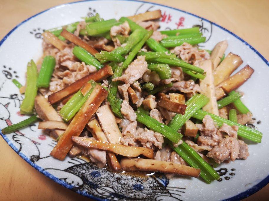 芹菜炒肉