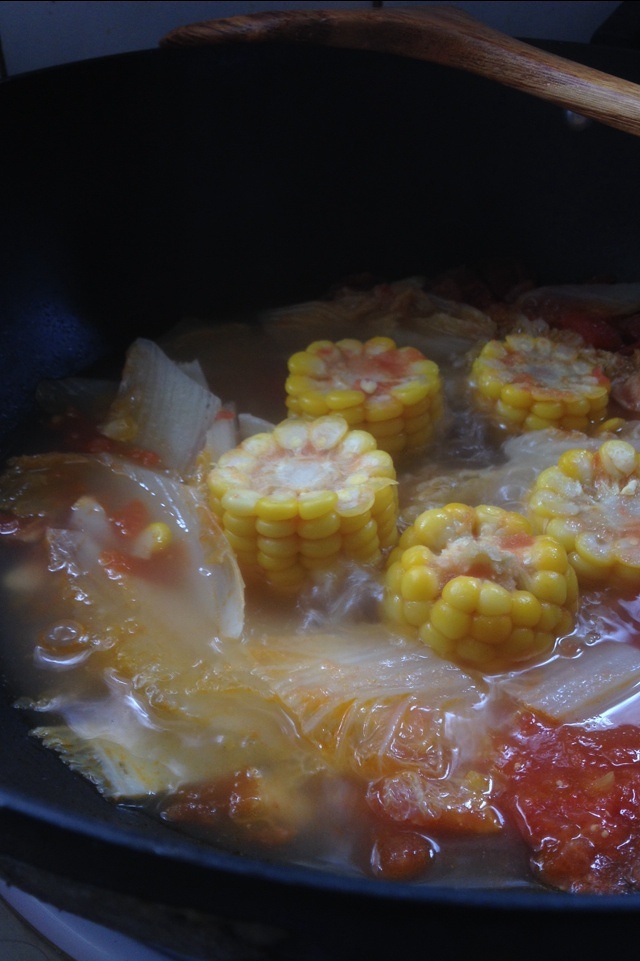 西红柿娃娃菜玉米汤的做法