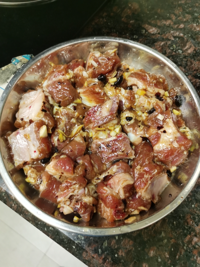 排骨腊味饭、草菇炒肉片的做法 步骤1