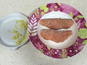 《昨日的美食》之煎鲑鱼排佐和风姜汁酱的做法 步骤4