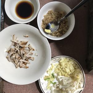 糙糯米笋丁烩饭（糯米烧麦味的饭）的做法 步骤1
