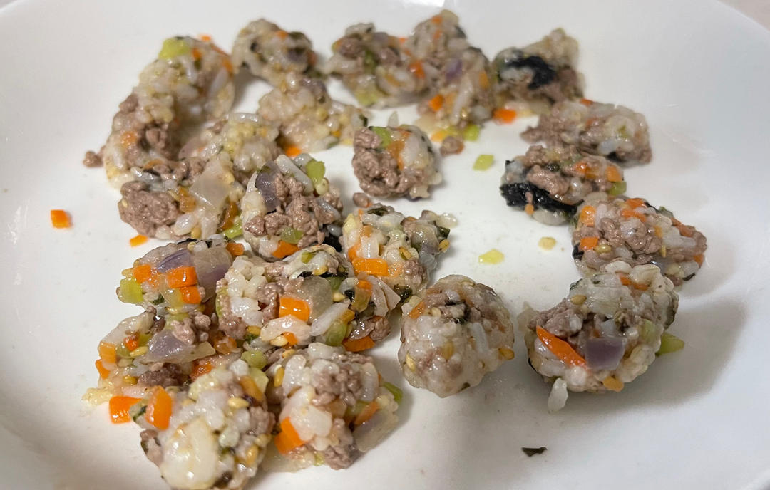 宝宝辅食:时蔬牛肉饭团