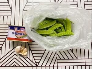 梅林午餐肉炒豌豆片的做法 步骤1