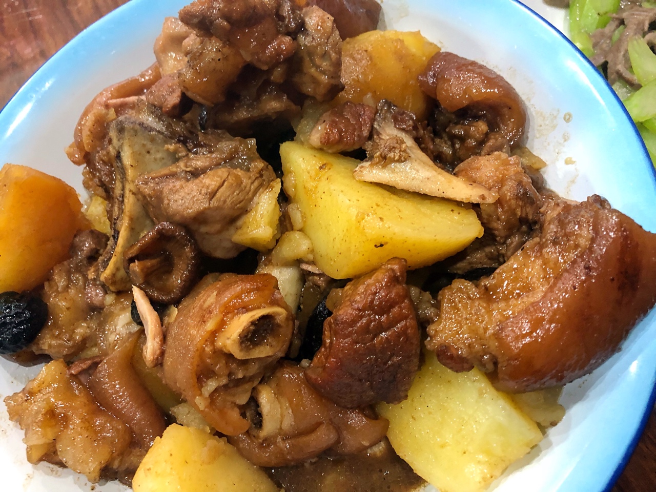 红烧猪蹄炖土豆