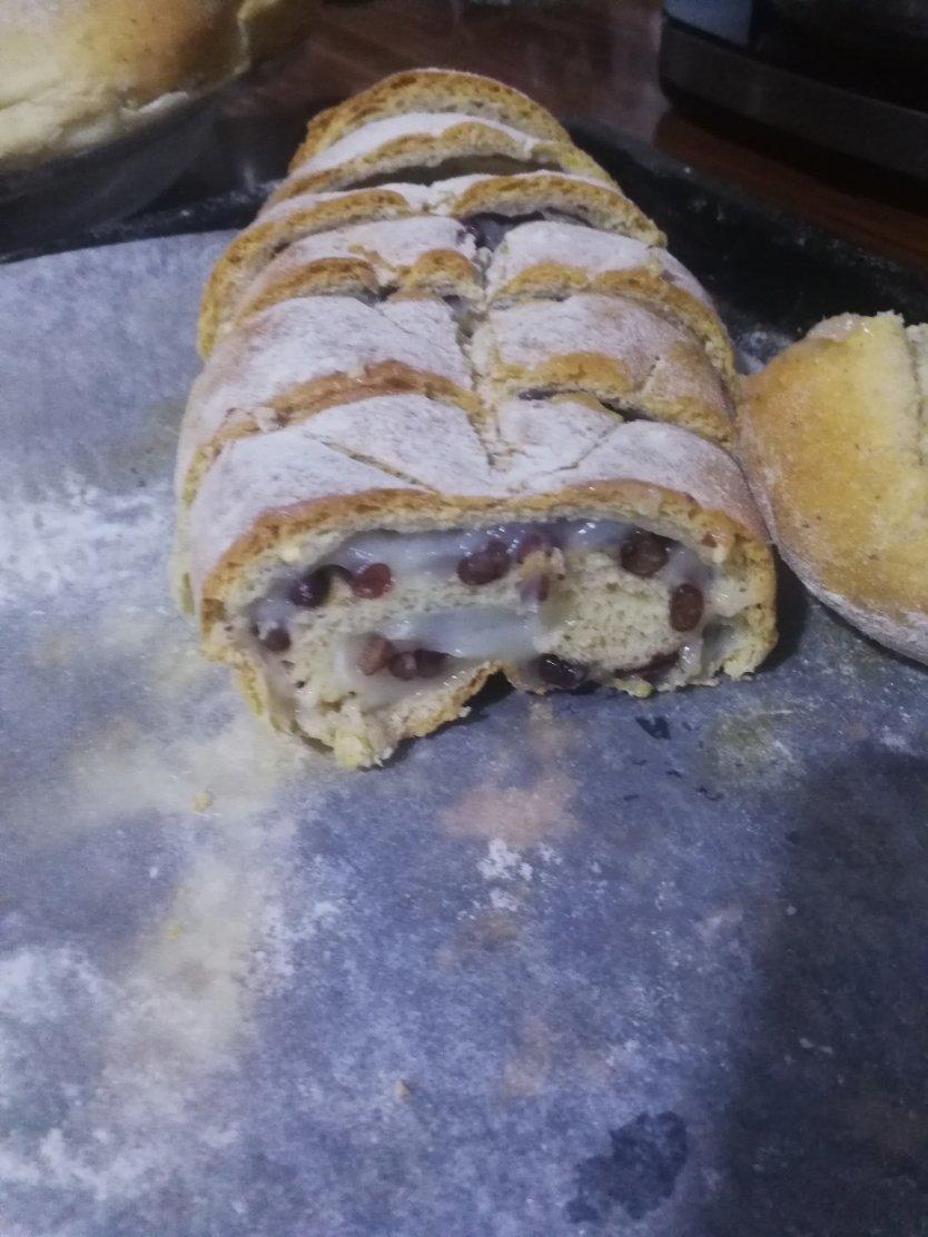 红豆/肉松麻薯软欧面包+石榴茶【曼食慢语】