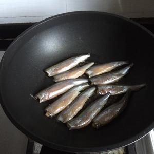 香煎多春鱼及清洗的做法 步骤3