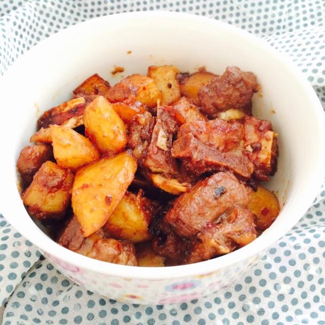 豉香土豆焖排骨的做法