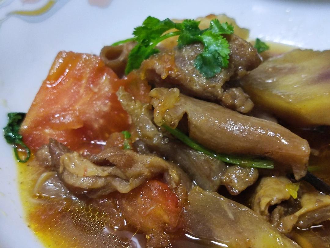可以吃下二碗的西红柿土豆胡萝卜炖牛腩