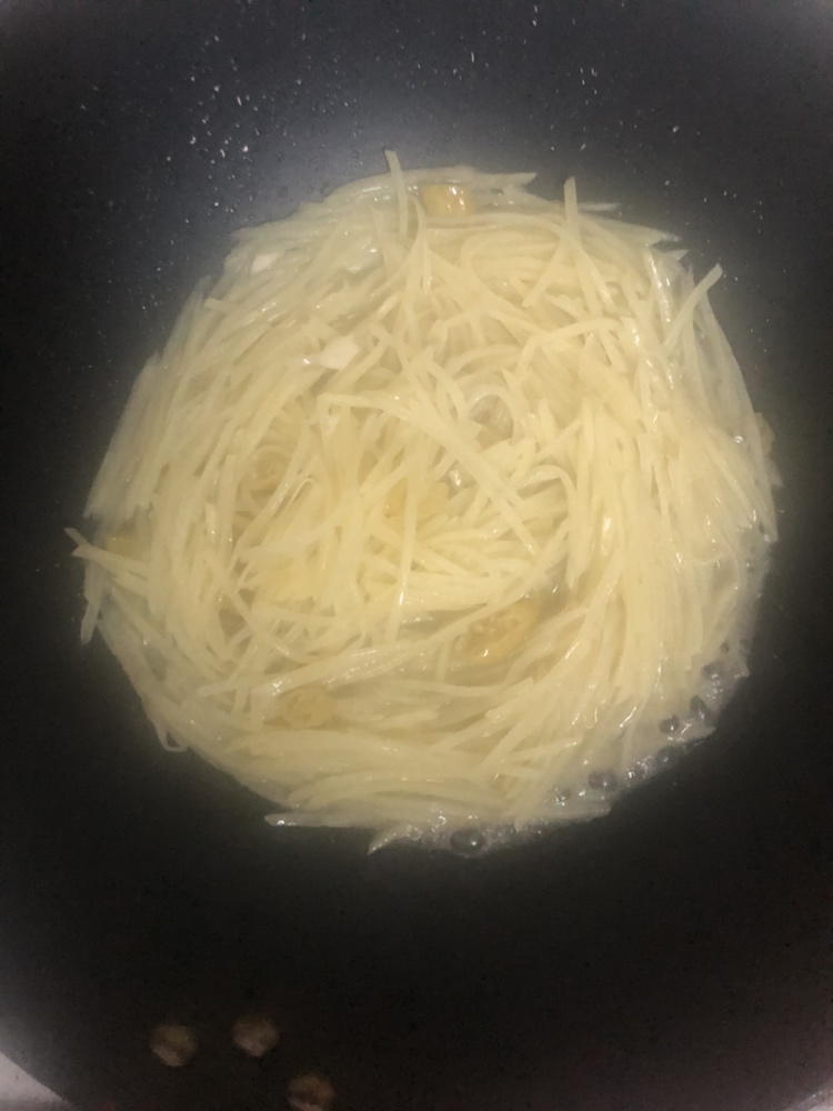 超快的酸辣土豆丝的做法 步骤4