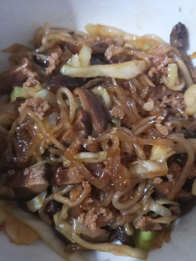 看似普通却超级下饭的圆白菜炒粉丝