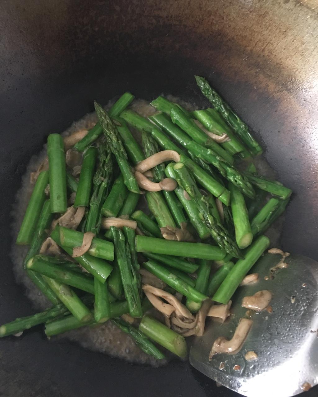 芦笋炒蘑菇