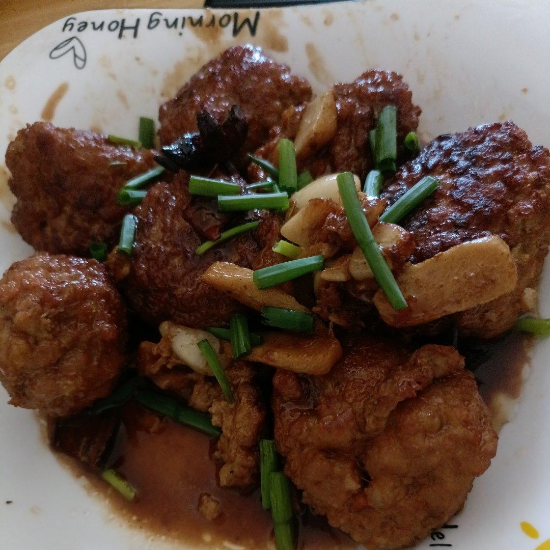 简单的红烧狮子头～拌饭太香了