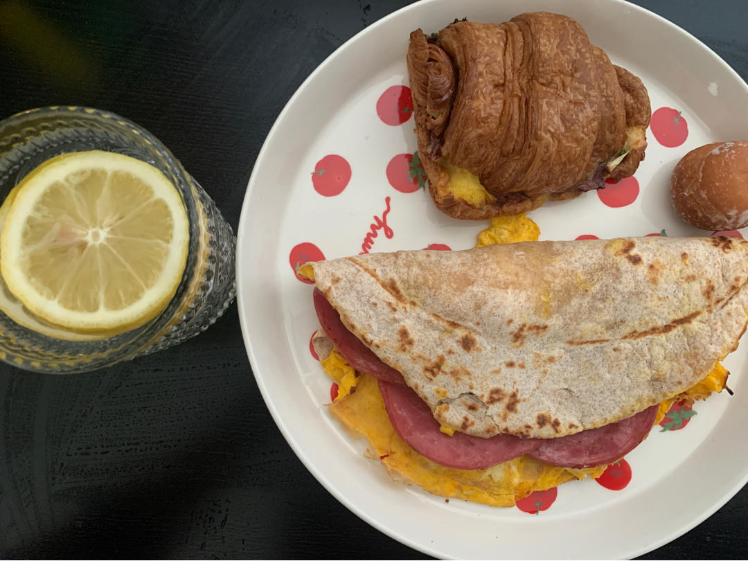 全麦面包片煎火腿鸡蛋